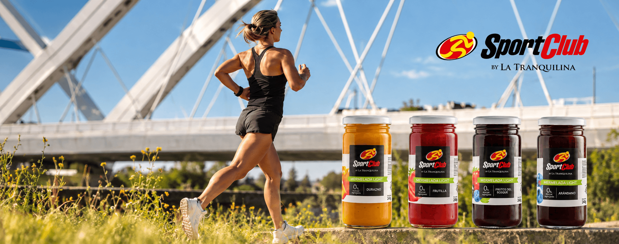 Atleta corriendo frente a un puente panorámico, junto a los 4 frascos de mermelada SportClub y el logo SportClub by La Tranquilina